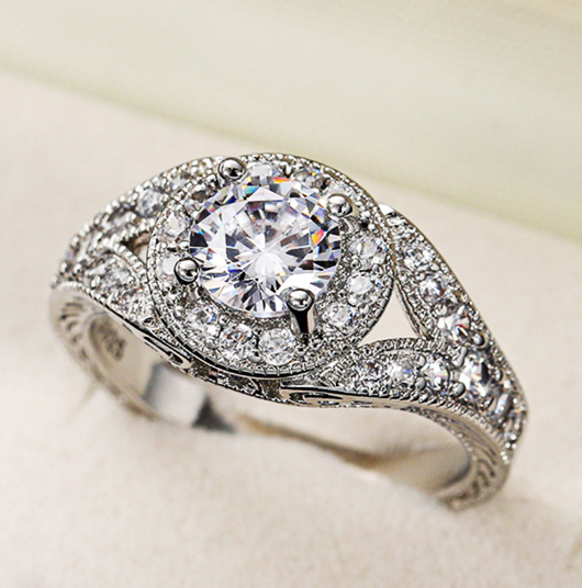 Fashionable Hollow Diamond Ring - Versatile Style