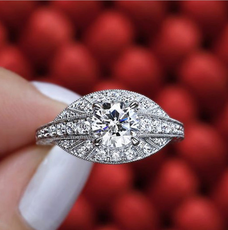 Fashionable Hollow Diamond Ring - Versatile Style