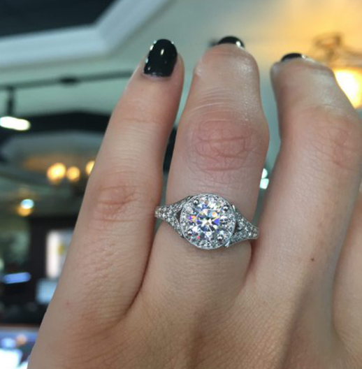 Fashionable Hollow Diamond Ring - Versatile Style