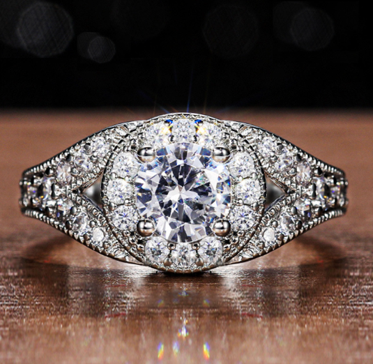 Fashionable Hollow Diamond Ring - Versatile Style